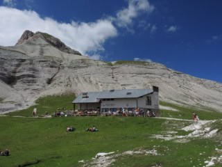 41 Italian Dolomites Day Walks (c) Ann Foulkes, trekMountains